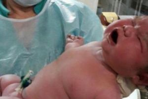 Incredibil! A născut pe CALE NATURALĂ o fetiţă de 6,3 kilograme