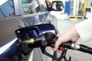 Tot mai scump! Preţul benzinei a depăşit 6 lei pentru un litru