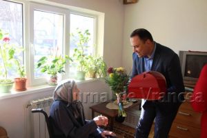 FOTO: Tort de la primarul Misăilă pentru o focşăneancă aniversată la împlinirea unui secol de viaţă