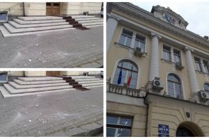FOTO ȘTIREA TA: În faţa sediului Prefecturii Alba, pericolul vine de sus. Cad bucăţi de tencuială din clădire