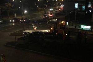 FOTO: Ridicarea maşinilor parcate neregulamentar a început ”în forţă” la Alba Iulia. Joi seara, utilajul ”curăţa” pasajul de pe Bulevardul Transilvaniei