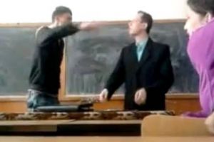 Un nou caz GROAZNIC într-o şcoală: Un elev de clasa a şasea şi-a luat la bătaie profesorul - intervenţie în forţă a poliţiei