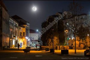 Două imagini superbe cu luna plină văzută din Centrul Vechi al Târgoviştei
