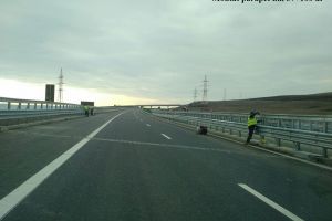 Noi imagini cu lotul 4 al AUTOSTRĂZII Sebeş-Turda. Se montează parapeţi, se lucrează la şanţuri şi se amenajează taluzul