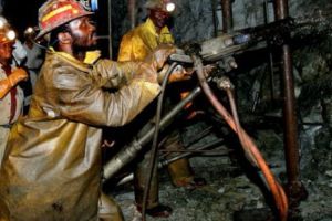 950 de mineri blocaţi în subteran într-o mină de aur 