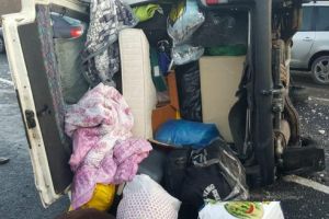 Autoutilitară răsturnată, pe DN66. Cinci persoane au fost rănite