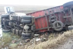 ULTIMĂ ORĂ: Un autocamion s-a răsturnat între Măicăneşti şi Ciorăşti