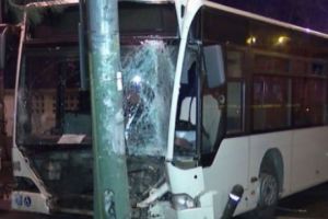 ACCIDENT ȘOCANT! Un autobuz RATB cu pasageri a lovit un stâlp
