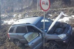 A ajuns la spital după ce s-a oprit cu maşina într-un indicator de „depăşire interzisă”