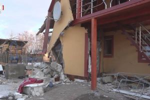 O femeie a suferit arsuri grave în urma unei explozii care a distrus locuinţa familiei