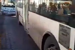 Autobuzele TPL, blocate la mall din cauza unui leneş care a lăsat maşina în mijlocul drumului