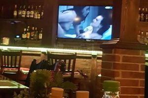 Scene porno, oferite la meniul zilei unor clienţi ai unui restaurant din Siret