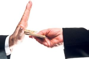 Un poliţist de frontieră a refuzat mita de 100 de euro oferită de un bărbat