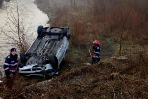 NEWS ALERT. Accident la Mihăieşti. O maşină s-a răsturnat, iar o persoană a fost rănită
