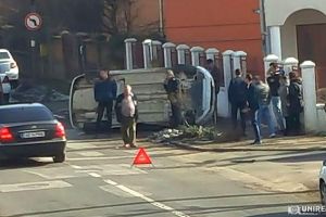 FOTO/VIDEO: Accident spectaculos în Alba Iulia – Un autoturism s-a răsturnat după ce şoferul a încercat să evite impactul cu o altă maşină
