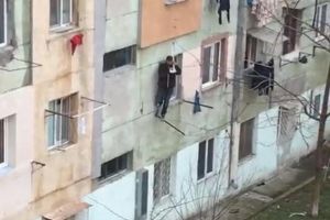 Noroc chior: A căzut de la etajul 4, dar a scăpat ca prin minune, pentru că s-a agăţat în sârmele de întins rufe!