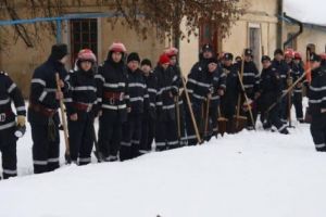 Zeci de vieţi omeneşti salvate de pompierii din Mioveni