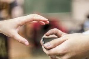 Hoţi prinşi de poliţiştii clujeni. Au lăsat un vânzător fără telefon, în miezul zilei