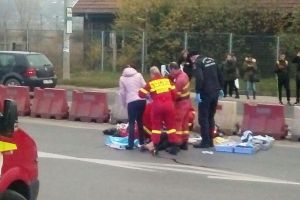 Neatenţia l-a băgat în spital. Adolescent, de 15 ani, izbit de o maşină