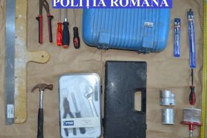 FOTO: PERCHEZIȚII la domiciliile a doi tineri din Blaj, care au comis 5 furturi din magazine, locuinţe şi garaje. Unul dintre ei a fost REȚINUT