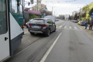 Tramvaiele, blocate în Mănăştur. Un autoturism a rămas defect pe linia de tramvai