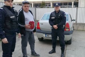 Borseta cu bani uitata de un barbat pe capota masinii, returnata de jandarmii timiseni