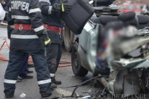 Accident în Borş: Un autoturism s-a izbit de un TIR, o persoană a rămas încarcerată