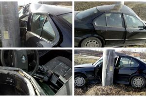 FOTO: Accident rutier, în satul Craiva din comuna Cricău. Un BMW s-a izbit de un stâlp de pe marginea drumului