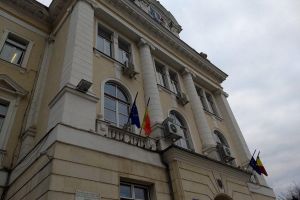 Curtea de Apel Alba Iulia a luat măsuri pentru refacerea faţadei degradate a clădirii şi pentru siguranţa persoanelor care trec prin zonă