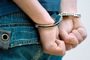 Buhuşi: tânăr reţinut pentru ca a încercat să jefuiască un bărbat