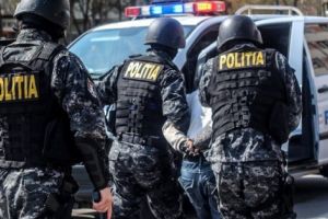 Unul din cei trei „hackeri” săltaţi ieri de mascaţi, arestat pentru 30 de zile