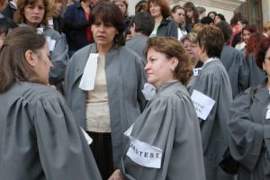 Grefierii din Câmpulung Muscel, în grevă japoneză