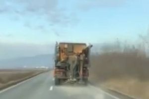 VIDEO ȘTIREA TA: Se împrăştie material antiderapant pe drum, între Crăciunelu de Jos şi Blaj, la +10 grade