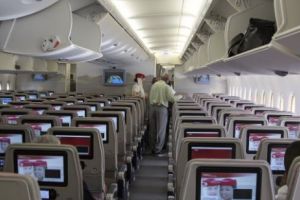 MOMENTE de PANICĂ la bordul unui avion, după izbucnirea unui INCENDIU! Peste 100 de pasageri se aflau în aeronavă