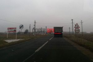 FOTO. Şoferi puşi în dilemă lângă Satu Mare. Care indicator e valabil?