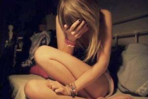 Adolescentă de 15 ani, siluită cu degetele de iubitul mamei după ce a refuzat să-l satisfacă oral