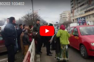 SCENE REVOLTĂTOARE în plină stradă: Bătaie ca-n filme, poliţia a stat şi s-a uitat / VIDEO