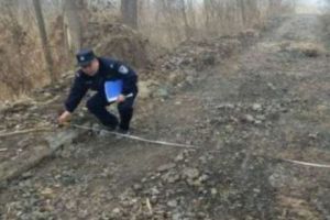 A furat ASFALTUL de pe DRUM şi l-a VÂNDUT pe mai NIMIC