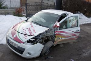 Autoturism acroşat şi proiectat pe Calea Unirii de un şofer neatent