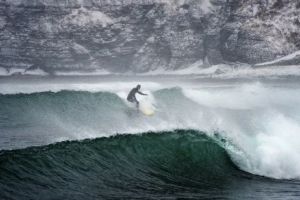 Imagini INCREDIBILE cu DRONA care salvează doi înotători din valurile uriaşe ale oceanului. Video în articol