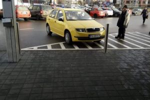 Un sofer a confundat liniile albe cu marcajul pentru handicapati. Se intampla in Ploiesti, la LIDL Vest
