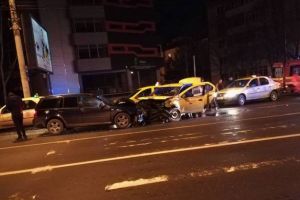 FOTO Accident pe Rahovei. Doi răniţi şi un taxi implicat