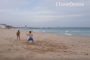 Zi de plaja la Eforie. Doi tineri au jucat volei in costume de baie (video) 