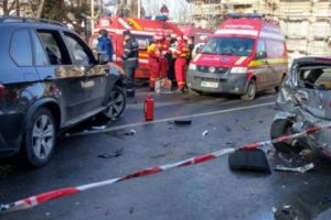 Accident spectaculos în centrul Capitalei: Cinci persoane rănite, patru maşini avariate, circulaţie restricţionată