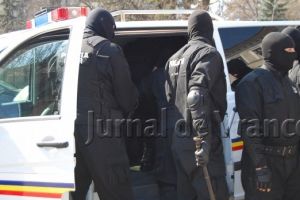 Percheziţii la spărgători de locuinţe