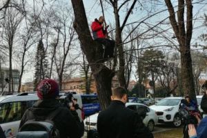 Surpriză! Unde a vrut să se angajeze unul dintre protestatarii de FRUNTE ai #Rezist – Și el e tot din Teleorman