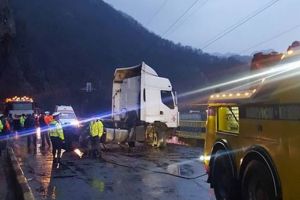 FOTO – Accident pe Valea Oltului. Un TIR a intrat într-un cap de pod