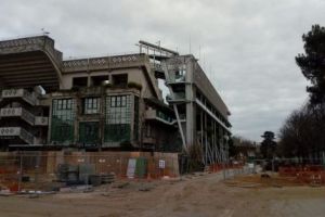 Muncitori argeşeni trudesc din greu la renovarea din temelii a complexului de tenis de câmp de la Roland Gaross