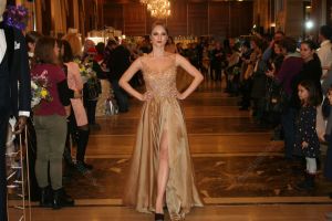 Diafane, dar cu atitudine. Modele au prezentat moda anului 2018 la nunţi şi petreceri (FOTO)