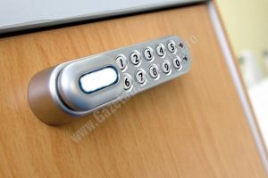 ATENȚIE: Unei târgoviştence i s-au furat bagajele într-un supermarket! O femeie urmăreşte când introduceţi codul de securitate